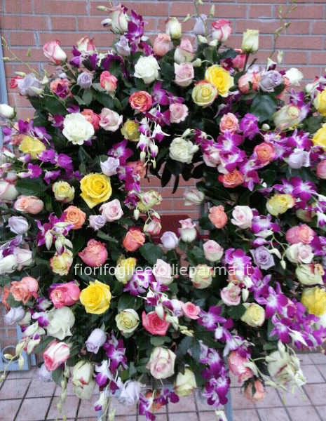 Corona funebre con fiori freschi assortiti.